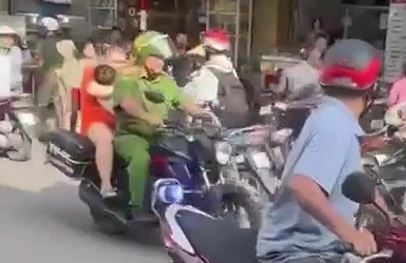 Dang tuan tra, canh sat phat hien em be co giat lien cho di cap cuu hinh anh