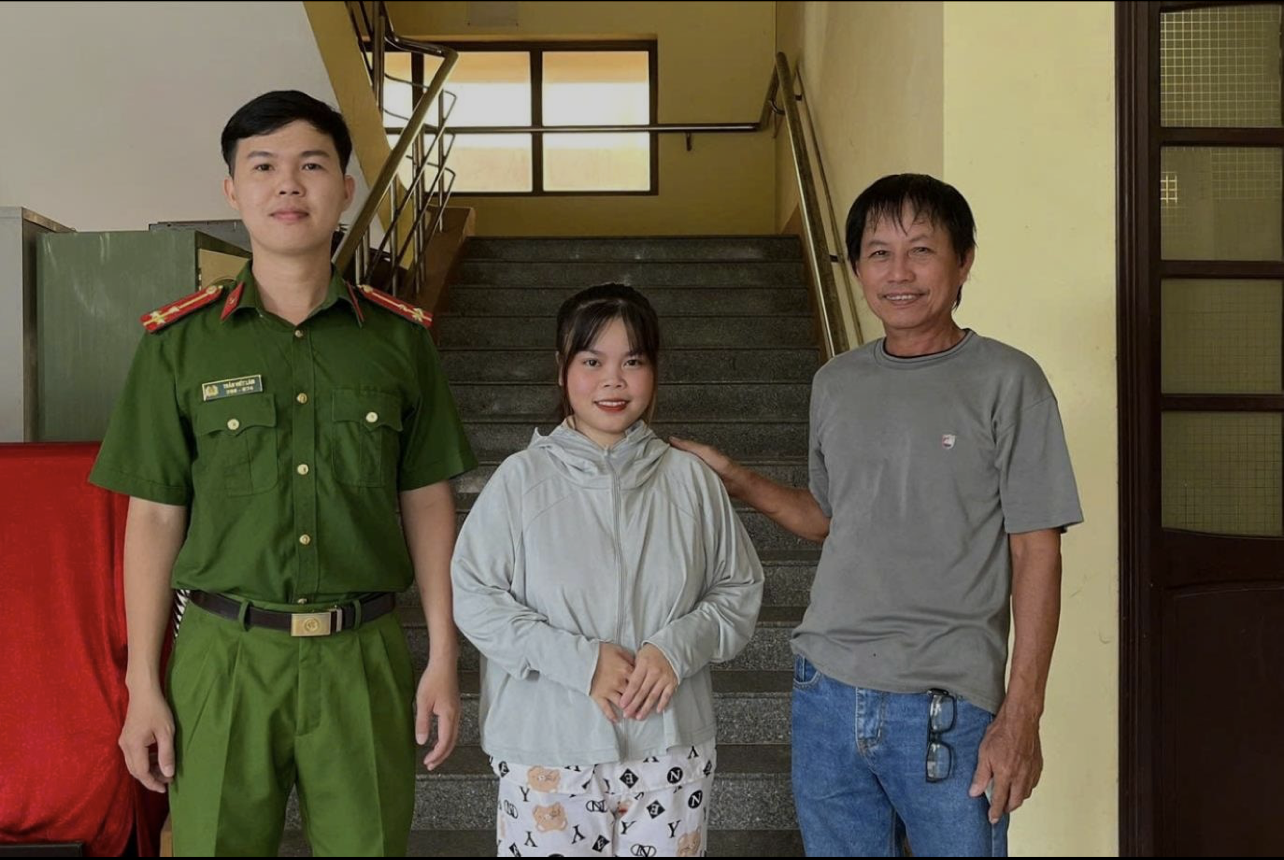 Bat ngo nhan duoc hang chuc trieu dong, co gai voi bao cong an hinh anh