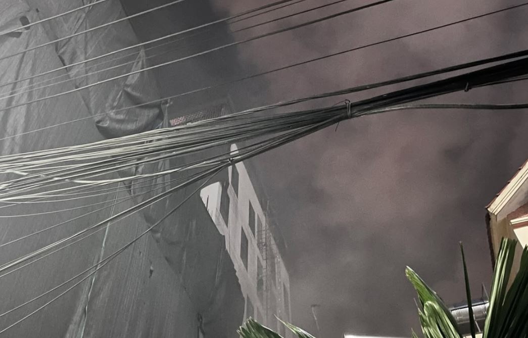 Chay chung cu mini o Ha Noi, nhieu nguoi len tang thuong keu cuu hinh anh