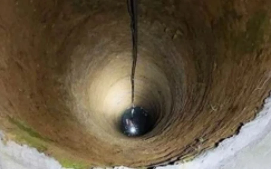 Nguoi phu nu bang hoang phat hien chong con chet duoi gieng hinh anh