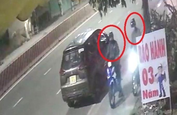 Tai xe dung xe le duong bi trom cuom ngay dien thoai o TP.HCM hinh anh