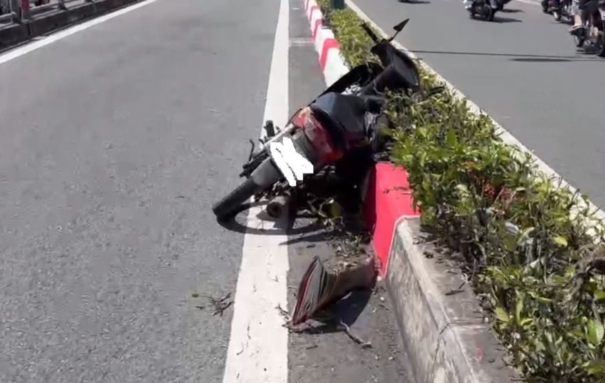 Dang do doc cau Binh Loi, nguoi dan ong nga xuong duong tu vong hinh anh