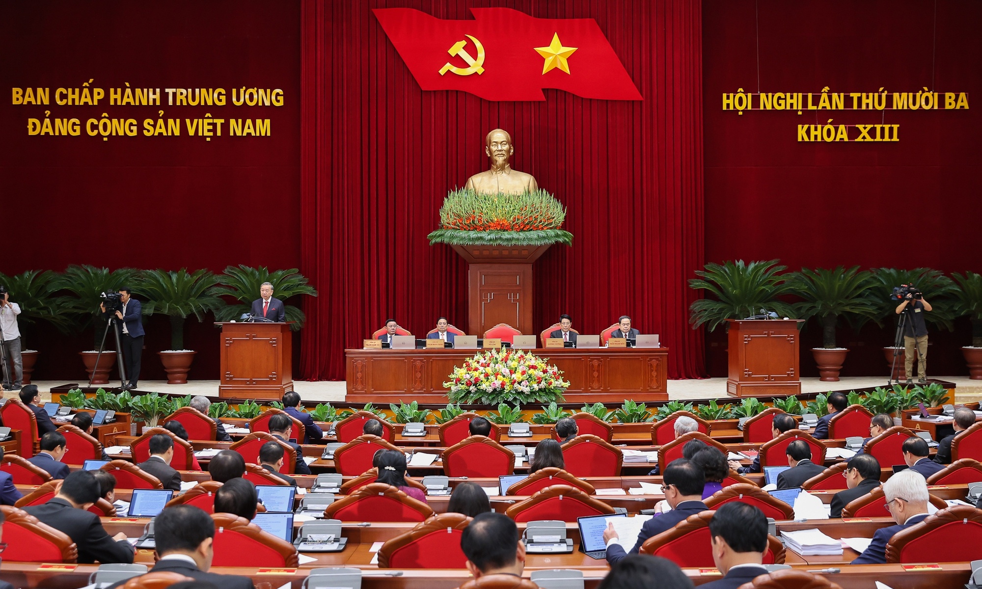 Hoi nghi Trung uong 13 anh 1