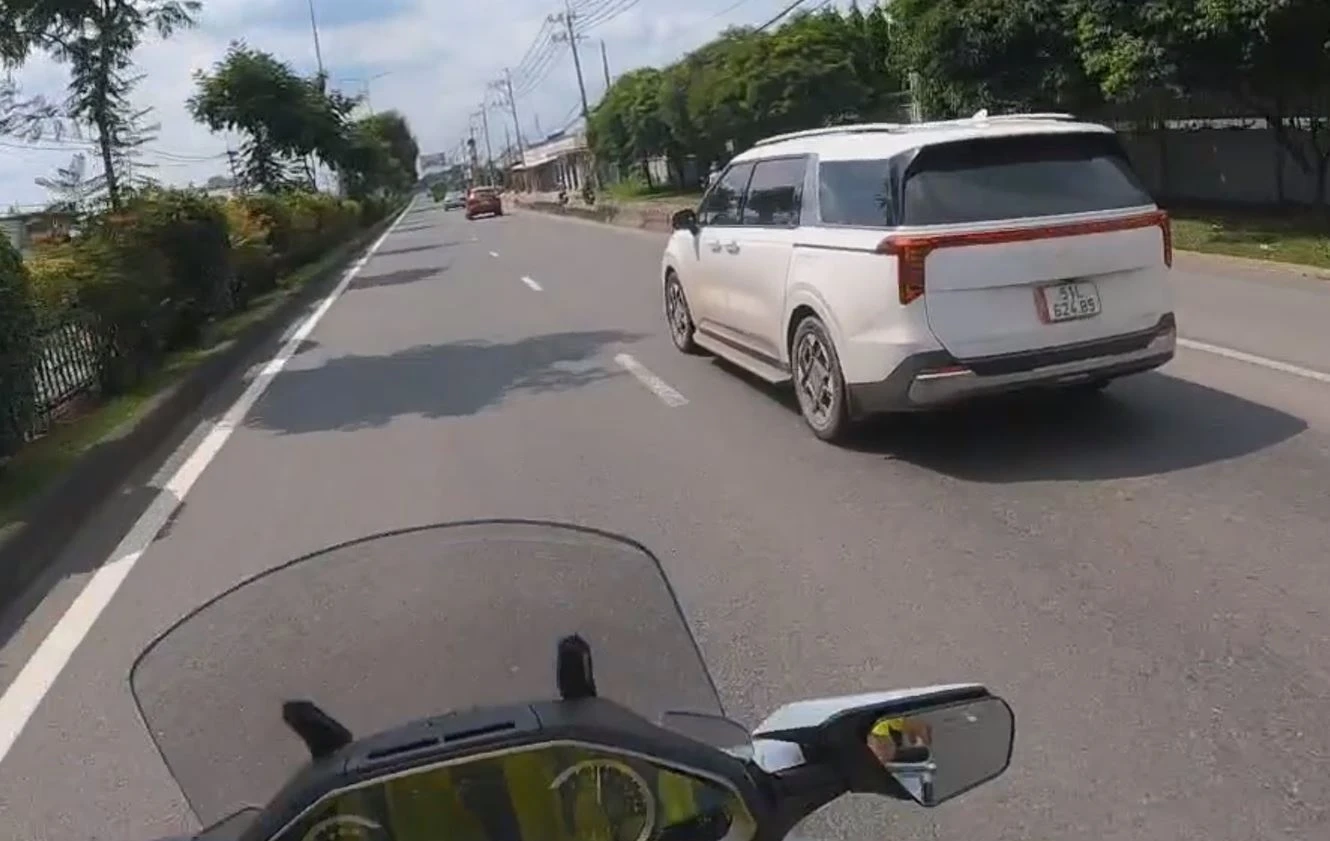 Oto khong nhuong duong xe uu tien o TP.HCM hinh anh