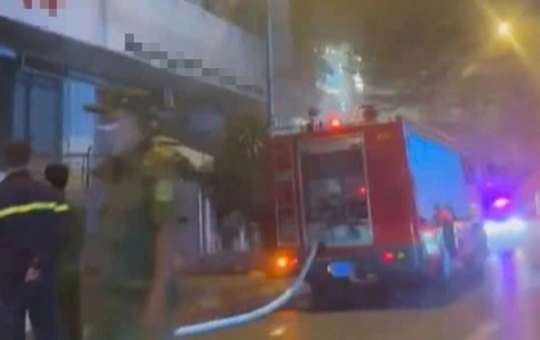 Ha Noi: Chay phong giao dich ngan hang o duong Thuy Khue hinh anh