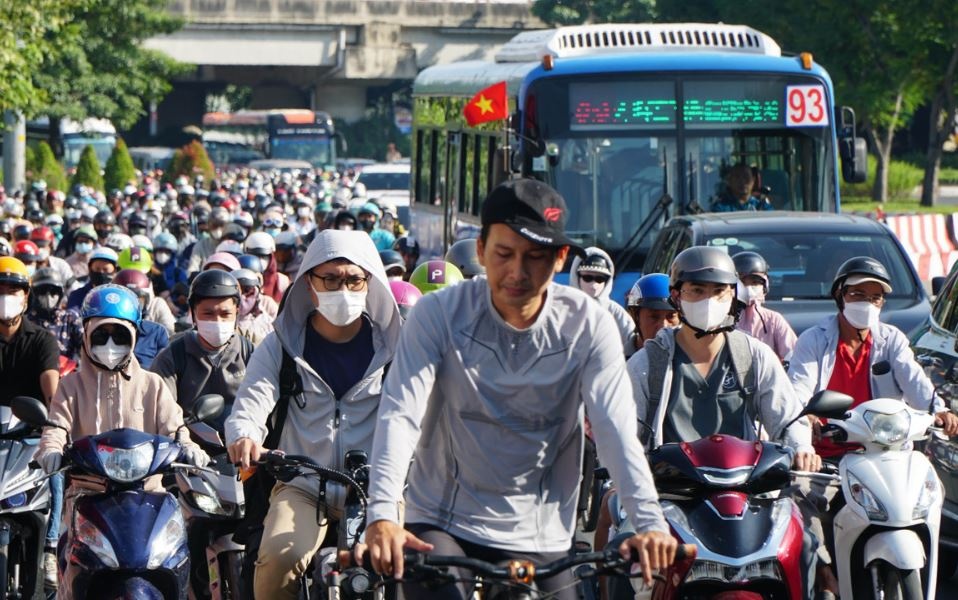 Met moi giua dong xe ket sang dau tuan o cua ngo TP.HCM hinh anh