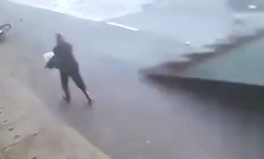 Tam ton lon bi loc thoi bay, suyt chem trung nguoi phu nu tren duong hinh anh