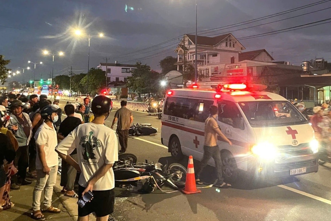 Tai nan lien hoan hy huu tren duong o TPHCM, 4 nguoi thuong vong hinh anh