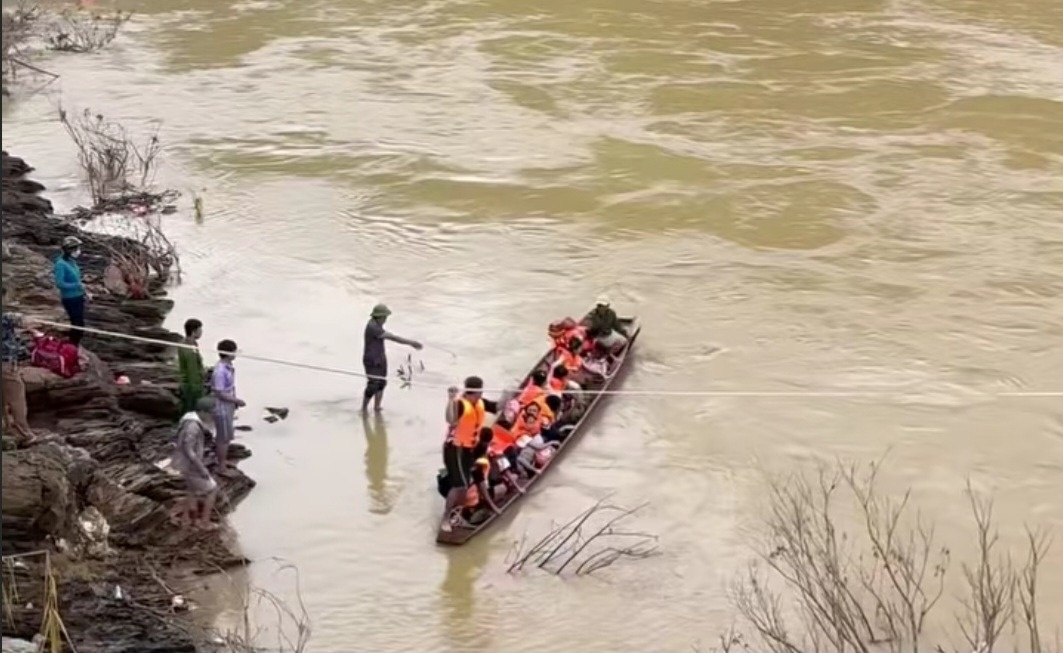 Video lu cuon troi cau, luc luong chuc nang dua 200 hoc sinh vuot suoi hinh anh