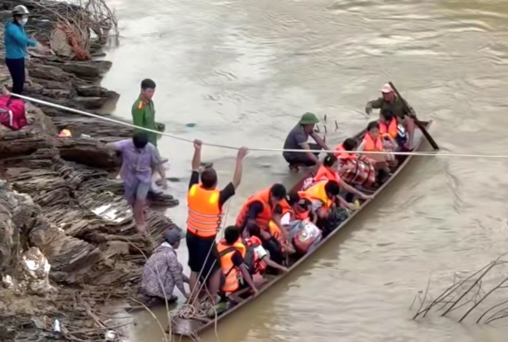 Vuot suoi den truong anh 4