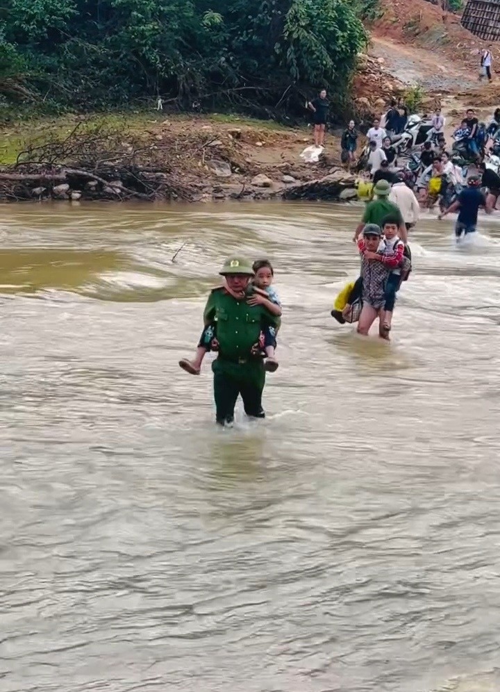 Vuot suoi den truong anh 11