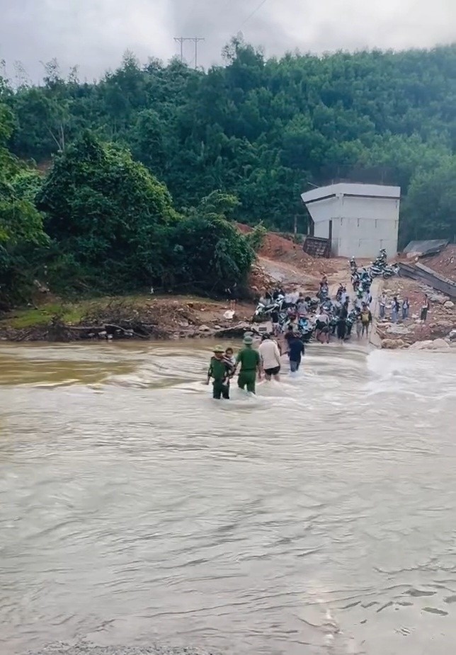 Vuot suoi den truong anh 10