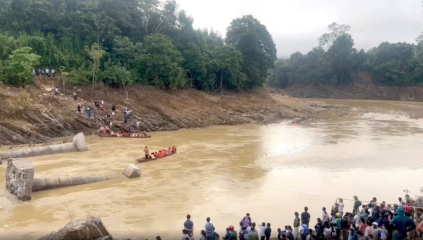 Cau bi lu cuon, hon 200 hoc sinh, giao vien ngoi thuyen den truong hinh anh