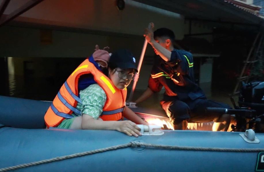 Trang dem cuu dan giua dong nuoc lu o Lang Son hinh anh