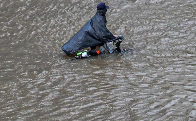 Ha Noi chan chinh loat nha thau cham ung pho bao Matmo hinh anh