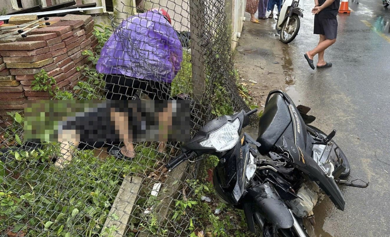 Xe may kep 3 lao vao tru hang rao, mot hoc sinh tu vong hinh anh