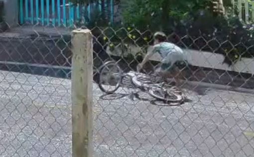 Bi giat ve so, be trai dap xe duoi theo roi bi nga hinh anh