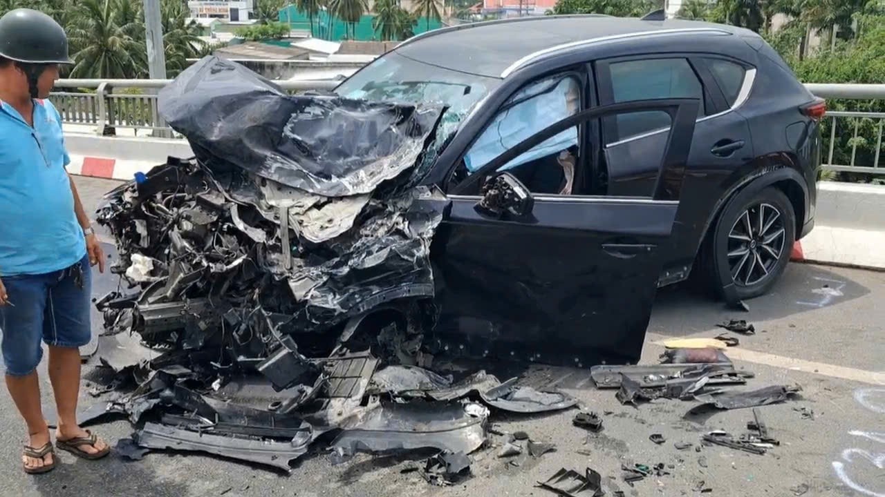 4 oto dam lien hoan tren cau o Dong Thap hinh anh