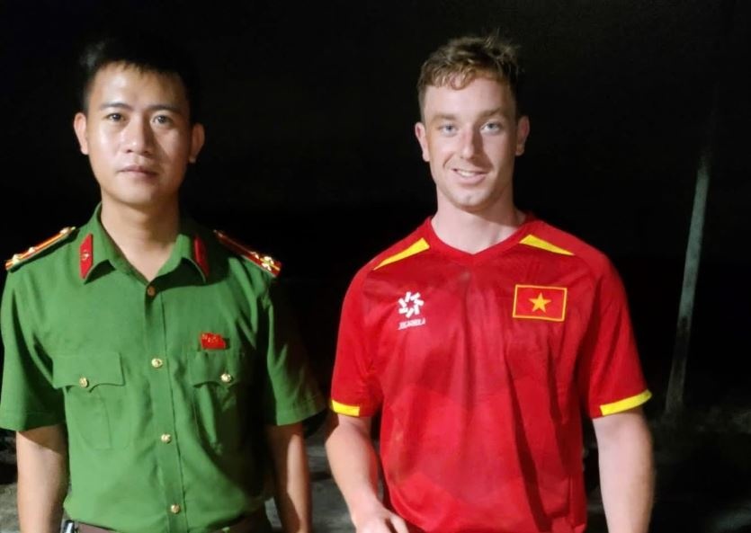 Giai cuu hai du khach Ha Lan lac giua rung sau hinh anh