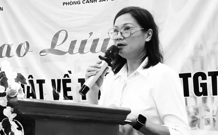 Nu hieu truong o Thai Nguyen bi nuoc lu cuon tu vong hinh anh