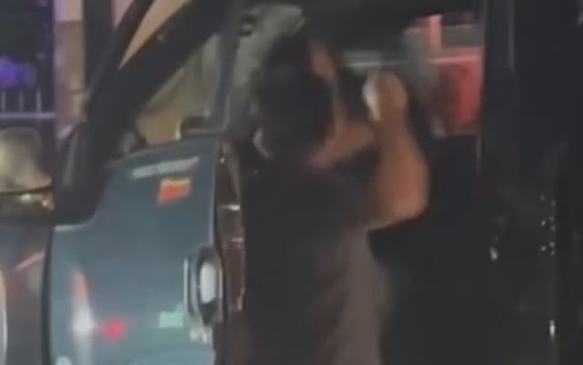 Tai xe ban tai danh nguoi, dap dien thoai roi len xe bo chay hinh anh