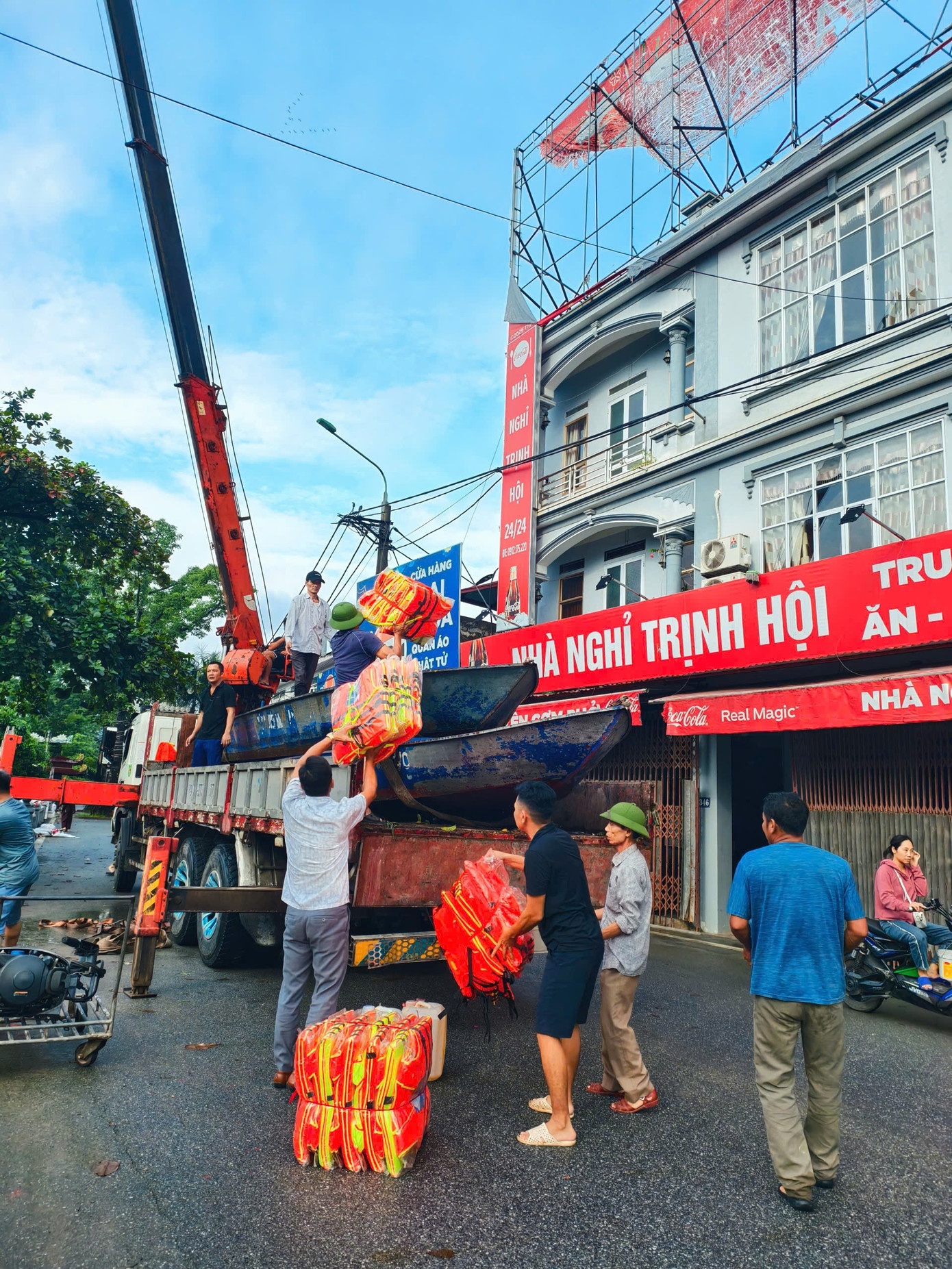 Cau thuyen Chua Huong anh 2