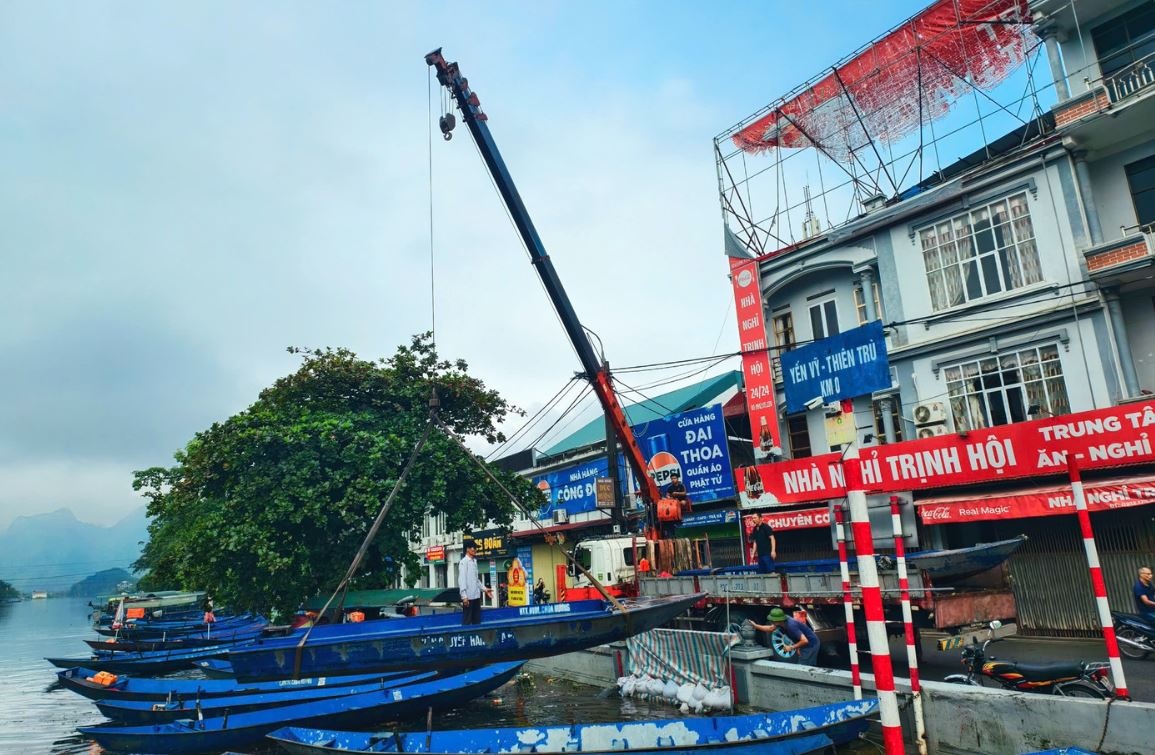 Cau 100 thuyen, xuong tu Chua Huong tien ve vung lu hinh anh