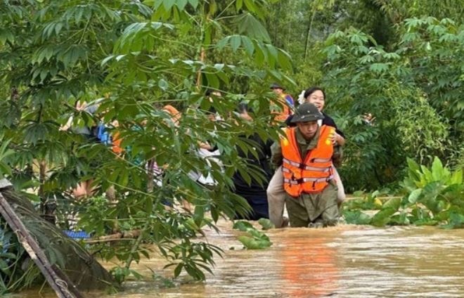 Thai Nguyen cuu ho khan cap 270 hoc sinh ket trong truong do mua lu hinh anh