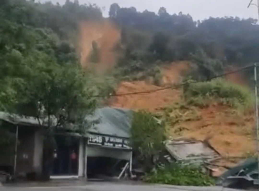 Kinh hai canh sat lo lam sap 3 ngoi nha o Lao Cai hinh anh