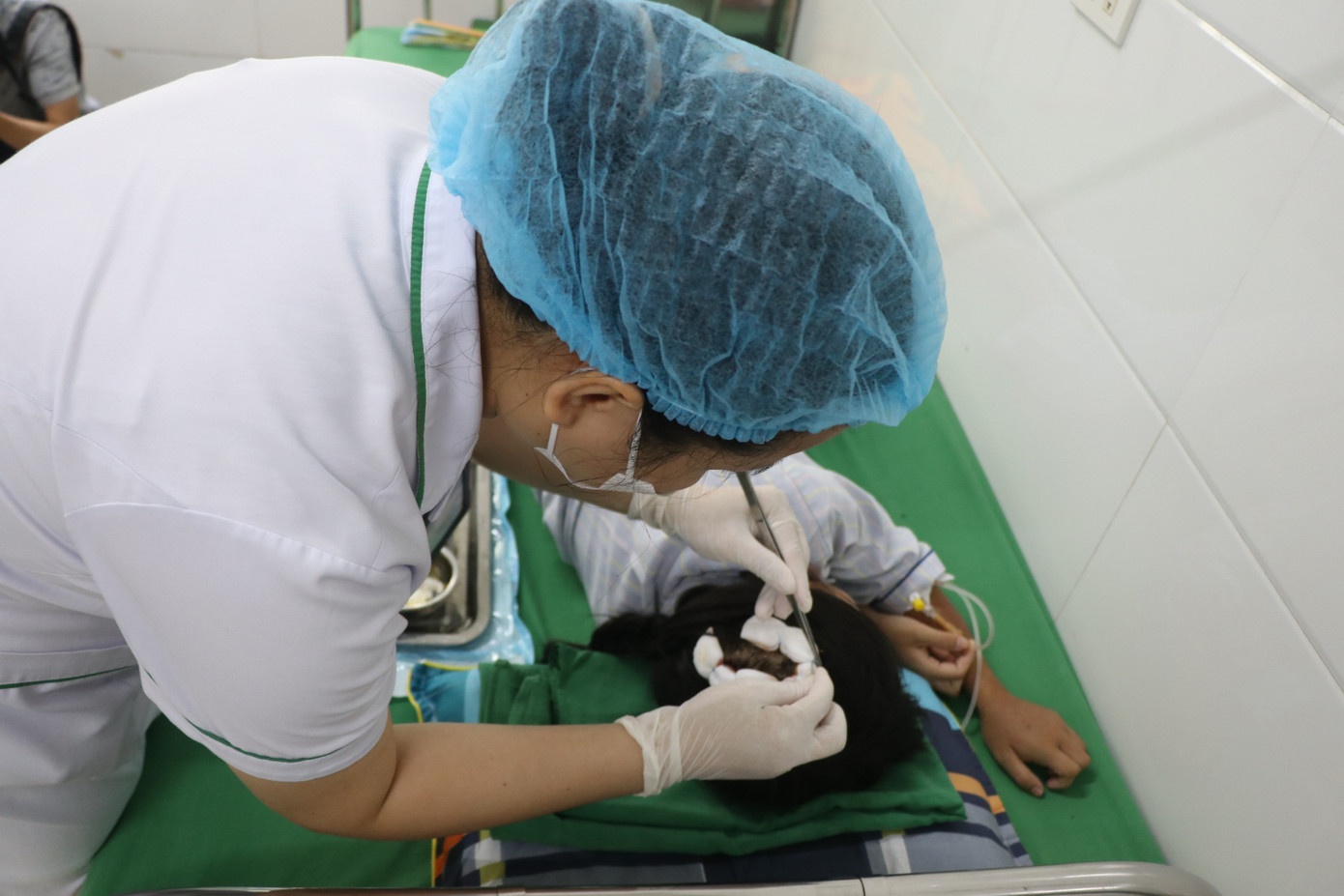 Bua dinh danh be gai anh 1
