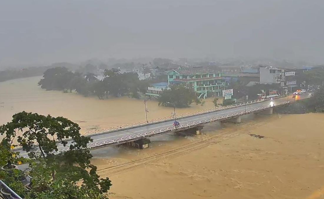 Thai Nguyen mua nhu trut, song Cau co the vuot dinh lu lich su 2024 hinh anh