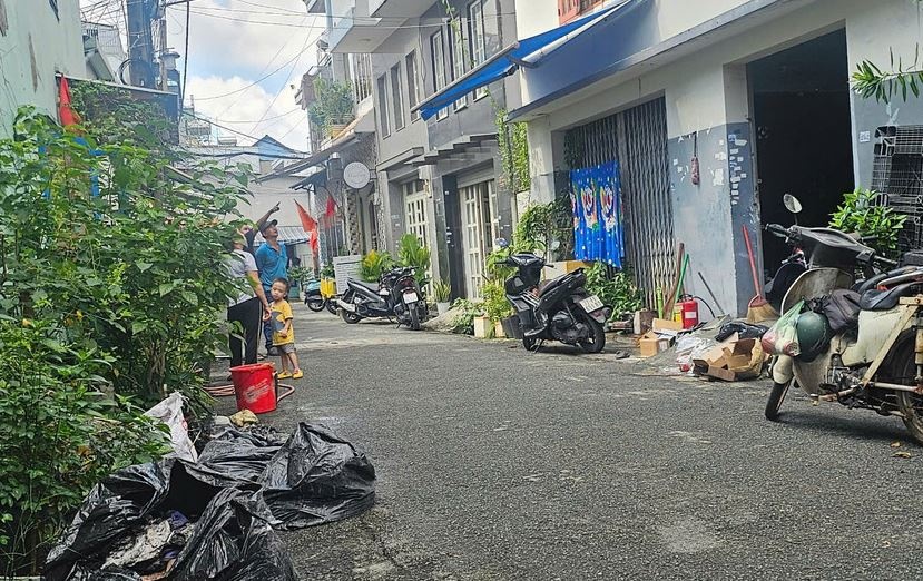 Chay nha trong dem o TP.HCM, hang xom pha cua cuu hai me con hinh anh