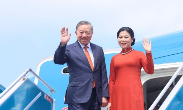 Tong Bi thu To Lam va Phu nhan len duong tham chinh thuc Phan Lan hinh anh