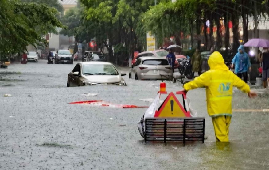 Ha Noi mua lon, canh bao ngap lut nhieu tuyen pho hinh anh