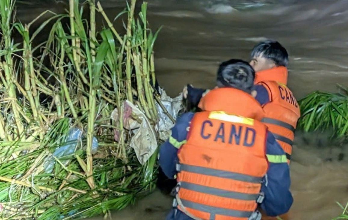 Chau be 10 tuoi o Son La bi nuoc lu cuon tu vong khi choi ben suoi hinh anh