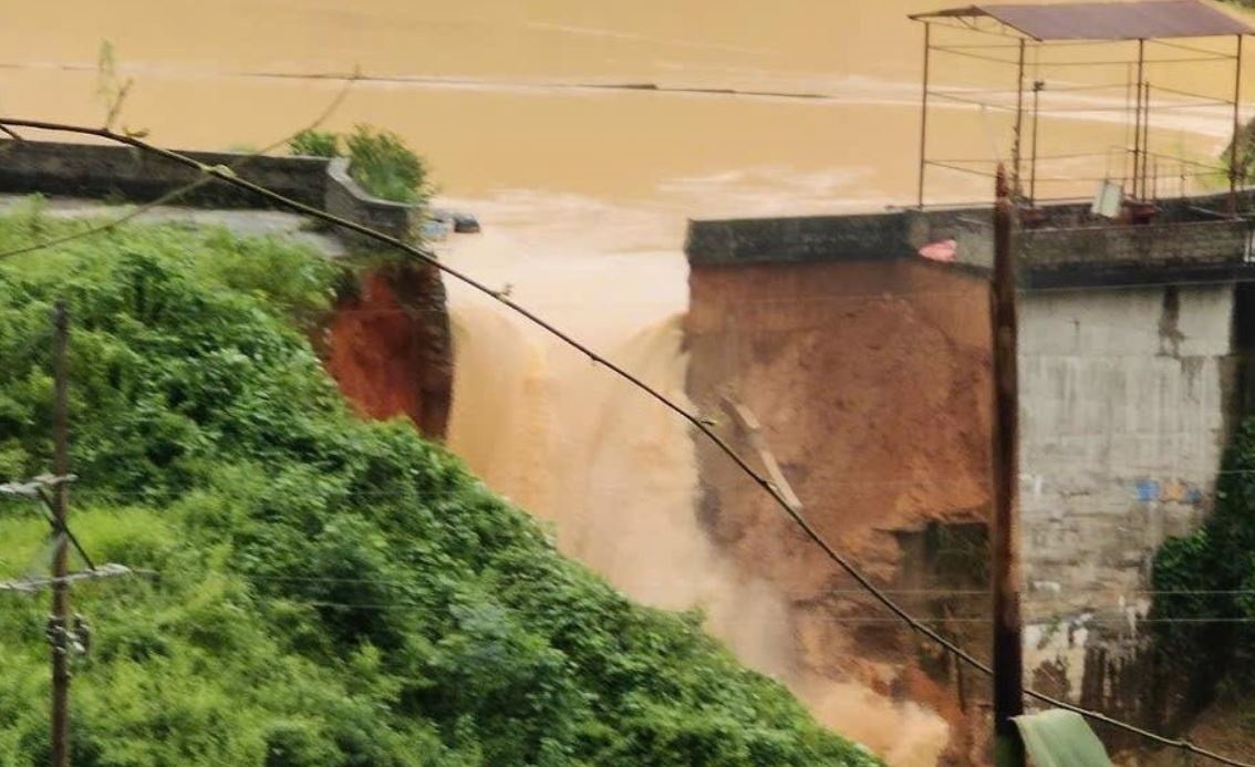 Vo mang dap Thuy dien Bac Khe hinh anh