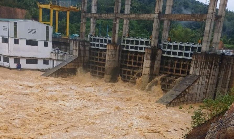 Cao Bang bac tin don nha may thuy dien Binh Long bi vo dap hinh anh