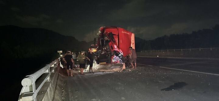 Va cham lien hoan xe tai, xe dau keo va xe con, 4 nguoi thuong vong hinh anh