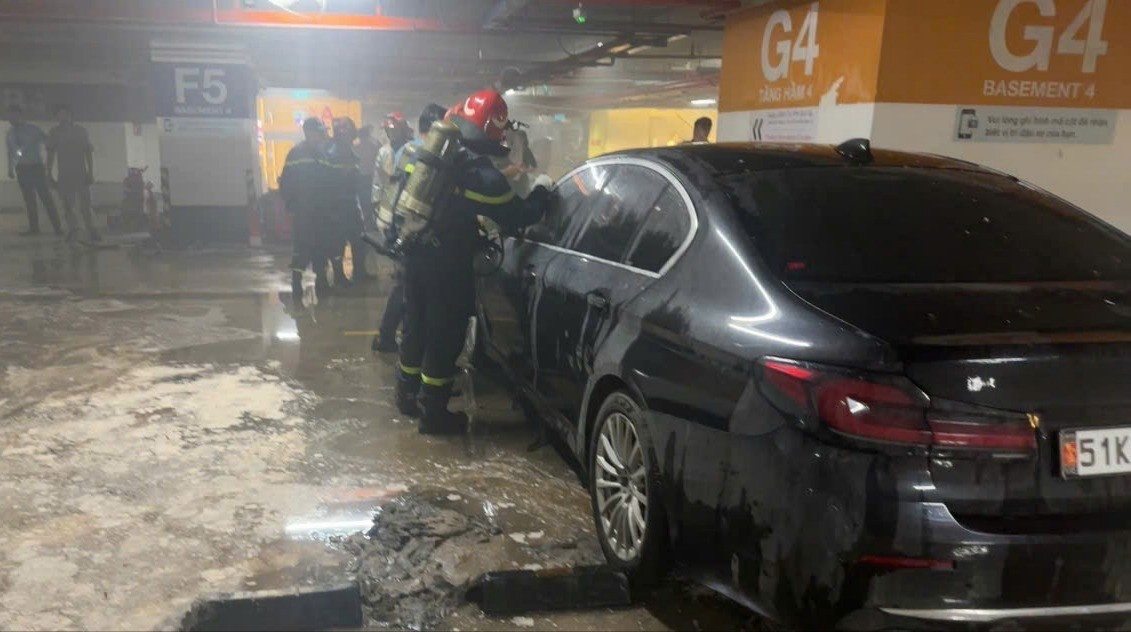 Oto BMW phat hoa trong ham gui xe trung tam thuong mai o TP.HCM hinh anh