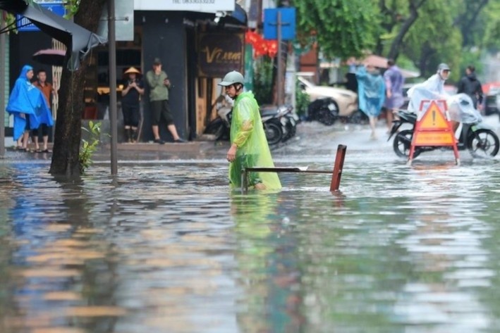 Du bao thoi tiet 8/10: Ha Noi tiep tuc co mua to, co noi tren 120 mm hinh anh
