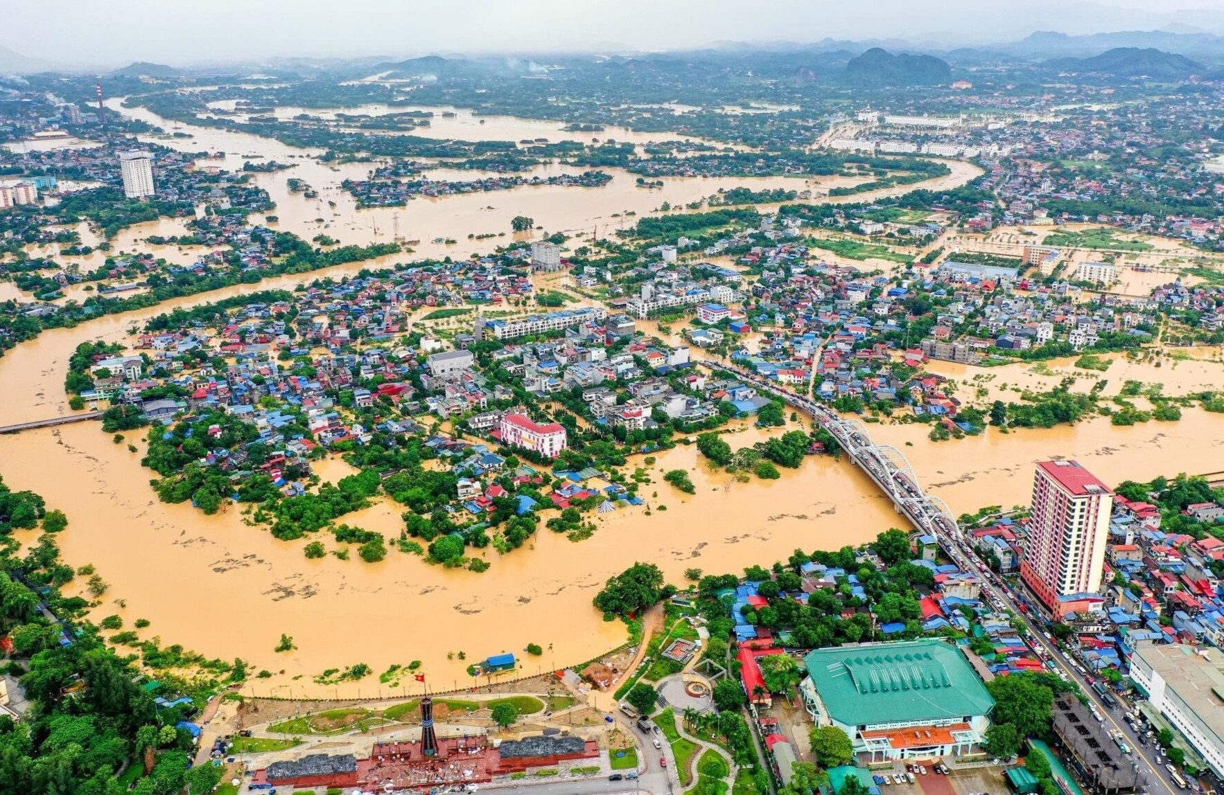 Pho trung tam Thai Nguyen chim trong bien nuoc hinh anh