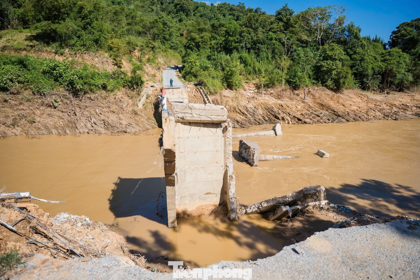 Vuot suoi den truong anh 3