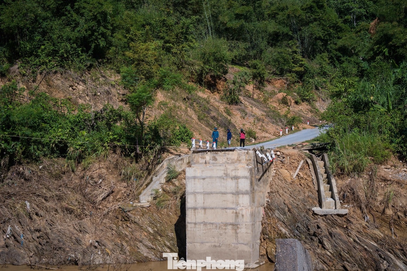 Vuot suoi den truong anh 16