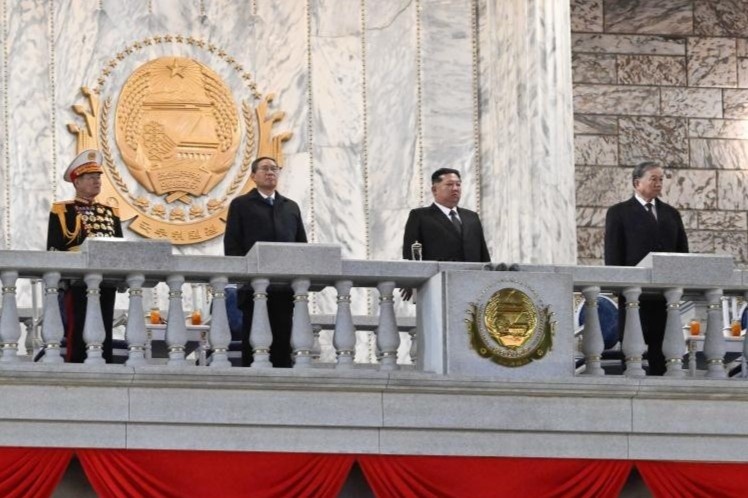 Tong Bi thu du Le duyet binh ky niem 80 nam Dang Lao dong Trieu Tien hinh anh