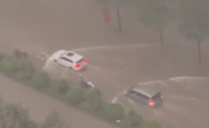 Ha Noi mua lon, nhieu tuyen pho sap bien thanh song hinh anh