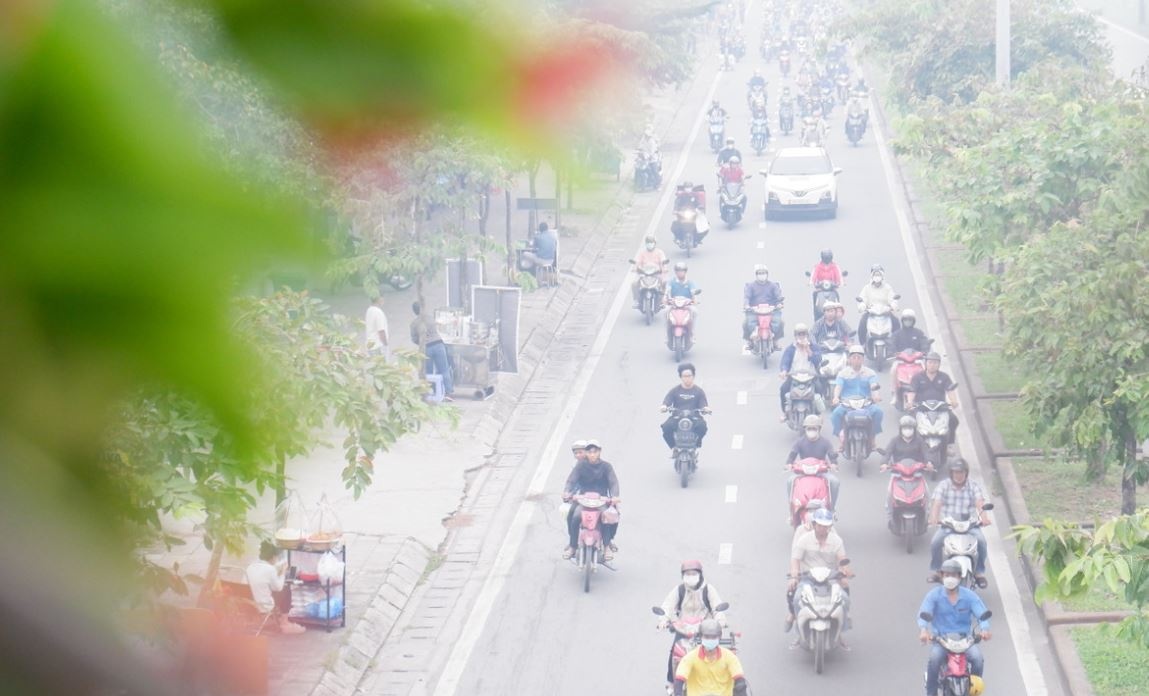 Bau troi TP.HCM toi sam, suong mu day dac tu sang som hinh anh