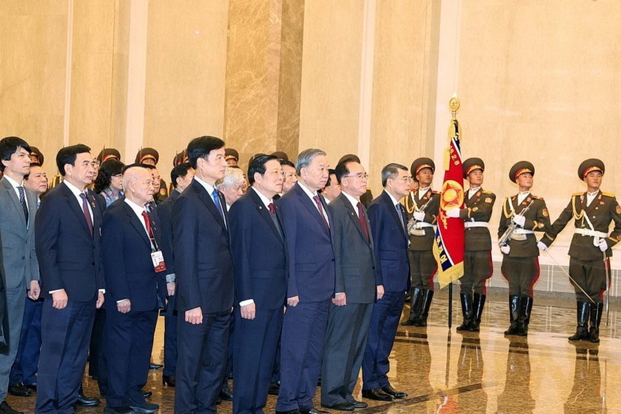 Tong Bi thu tuong nho Chu tich Kim Nhat Thanh, Tong Bi thu Kim Jong-il hinh anh