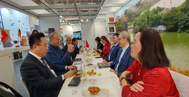 Hoi sach Frankfurt anh 2