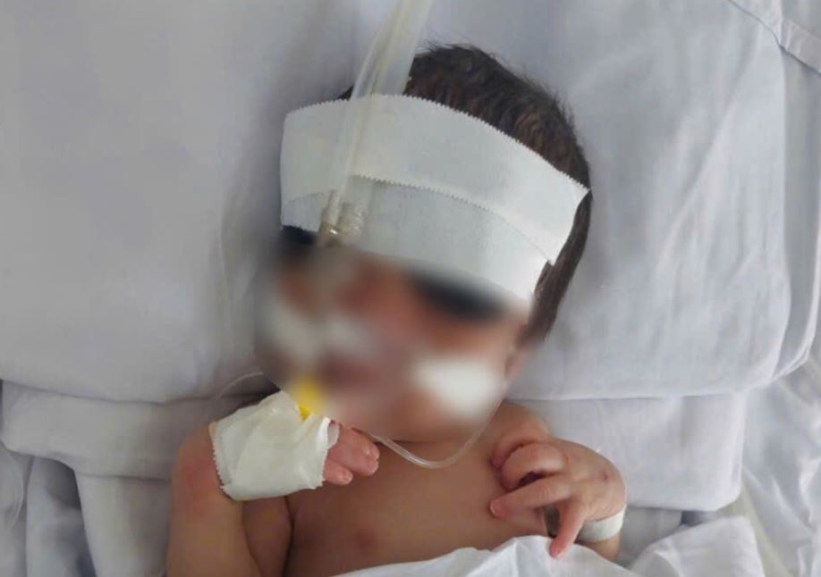 Be trai sinh non bi me bo lai benh vien hinh anh