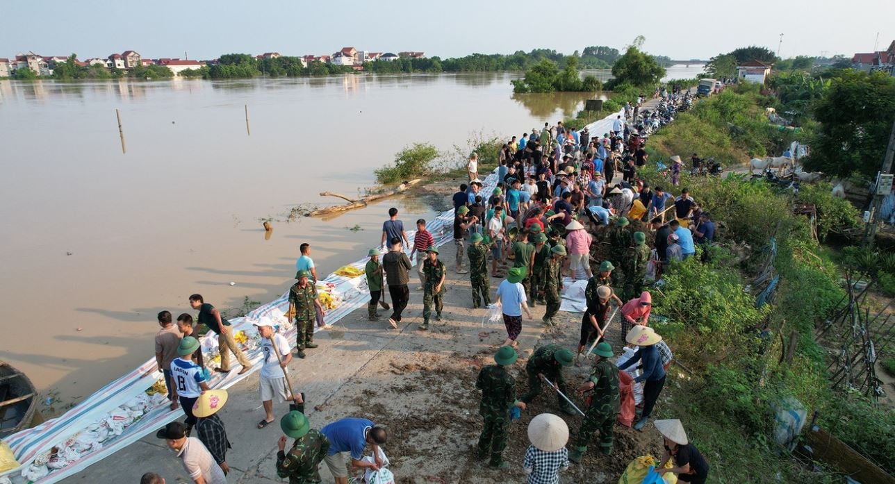 Nuoc song Cau rut, hang chuc nghin dan Ha Noi tho phao hinh anh